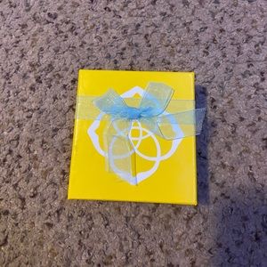 Kendra Scott necklace